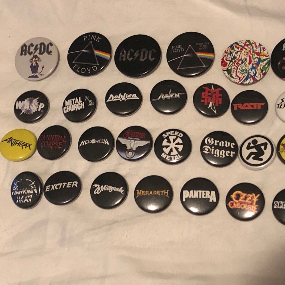 Lot of 32 rock/metal button pins